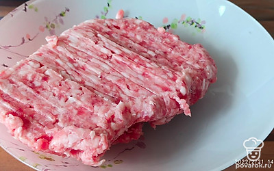 Приготовить фарш. Разморозить или охлаждённый вынуть из упаковки.