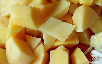 Порезать овощи кубиками.