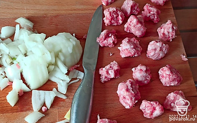 Из фарша сформировать фрикодельки. И всё положить в мультиварку на режим крупы на 30 мин.