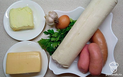 Натрите сыр на терке. Ветчину нарежьте кубиками. Растопите сливочное масло удобным способом. Нарубите зелень. Чеснок очистите, и пропустите через пресс.