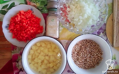 Лук и морковь порубить мелко. Картофель порезать на небольшие кубики. Полбу промыть.