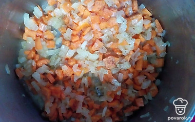 Разогреть масло в кастрюле, готовить лук до прозрачности. Добавить чеснок, перец и морковь, прогреть 2 минуты. Добавить картофель, обжаривать 2 минуты.