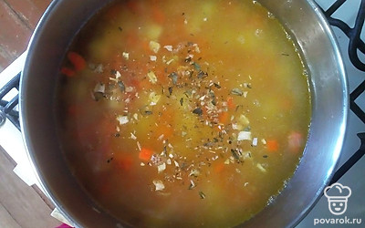 Залить все кипятком, после 3-5 минут кипения добавить полбу и овощную приправу. Варить на небольшом огне 20 минут.