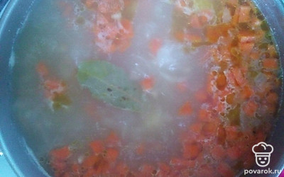За пять минут до готовности (из 20 минут из предыдущего шага) добавить лавровый лист. После выключения огня оставить минут на 7 настояться на плите. Суп готов.