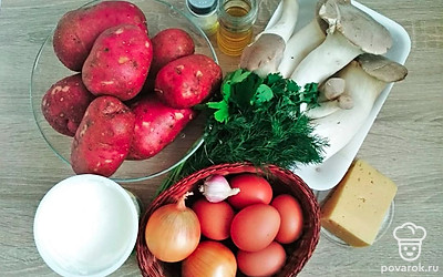 Промойте и очистите картофель, лук и чеснок.