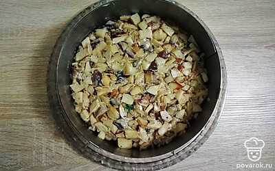 Для грибной начинки луковицу мелко порежьте. Грибы хорошо промойте и тоже мелко порежьте. Прожарьте грибы с луком на сковороде с небольшим количеством растительного масла в течение 15 минут, затем посолите, добавьте 2 столовые ложки сметаны и тушите с закрытой крышкой 5 минут. Остудите.