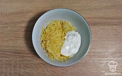 Третья начинка – сырная. Твердый сыр натрите на крупной терке, добавьте оставшиеся 2 зубчика чеснока, пропущенные через пресс, 2 столовые ложки сметаны, досолите по вкусу и хорошо перемешайте.