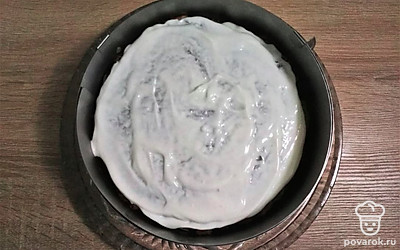 Соберите закусочный картофельный торт, используя кольцо для выпечки. Каждый корж смажьте сметаной (чтобы вкус был более насыщенный, смешайте сметану с майонезом в пропорции 1:1) и выложите начинку в следующем порядке – яйца с зеленью, грибы с луком, сыр с чесноком. Верхний корж смажьте сметаной и посыпьте мелко порубленной зеленью. Накройте пищевой пленкой кольцо с закусочным тортом и оставьте в холодильнике на 2 часа (лучше на ночь).