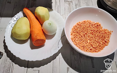  Почистите овощи, промойте чечевицу до прозрачной воды.