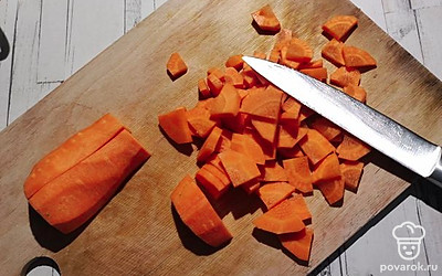 Морковь порежьте кусочками.