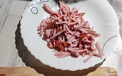 Нарежьте соломкой копчености, у меня карбонад, можно использовать любое копченое мясо.