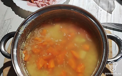 Снимите с плиты готовые овощи в бульоне.