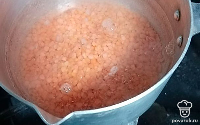 Наливаем в кастрюльку воды и доводим до кипения. Смотрим время варки чечевицы на упаковке крупы. У меня 10 минут. Воду подсолить по вкусу. 