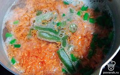 Морковь натереть на тёрке и вместе с заморожеными овощами и луком отправить в к чечевице. 