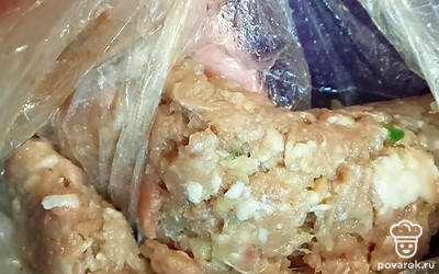 Готовим фарш. У меня уже был в морозилке, поэтому я только его разморозила.