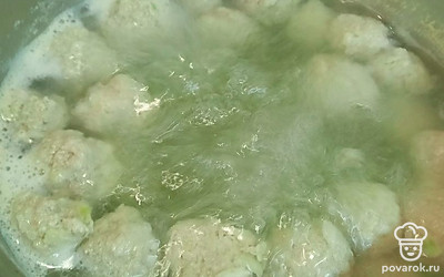 Влажными руками формируем небольшие шарики и отправляем в кипящую воду.