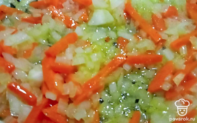 Лук и морковь нарезаем и отправляем пассировать. 