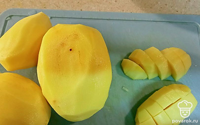 Картошку чистим, режем кубиками.