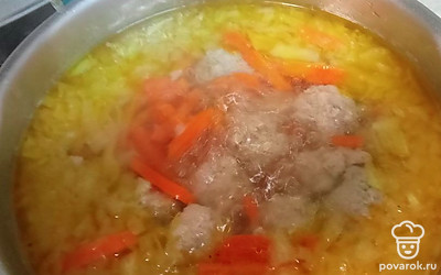 Отправляем картошку, лук из морковь в бульон. Варим 15 минут. Готово!
