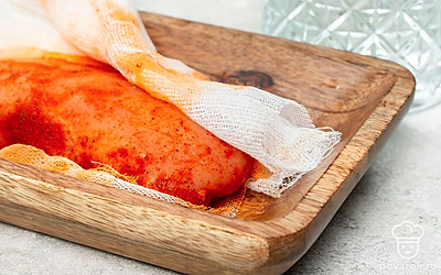 Высушите мясо под прессом. Куриное филе извлеките из сухого маринада и ополосните проточной водой. Заверните мясо в тонкую хлопковую ткань и положите в холодильник под пресс. Подойдет любой предмет подходящего размера — бутылка с водой, гиря и так далее. Держите мясо в холоде еще 24 часа. Когда ткань станет влажной, замените ее.