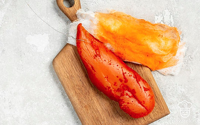 Завершите приготовление бастурмы. После пресса разверните мясо, сделайте отверстие в углу куска с помощью шила и вденьте в него нитку. Использовать можно также пластиковый хомут или проволоку. Подвесьте бастурму в холодильнике или на балконе и держите мясо до окончания вяления еще 2-3 суток.