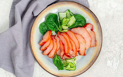 Нарежьте бастурму из куриной грудки на тонкие ломтики и подавайте мясную нарезку к столу. Бастурму можно добавлять в салат, омлет или сэндвичи.