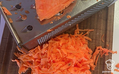 Натрите на терке морковь или нарежьте полосками. Порежьте лук и маринованы огурцы. 