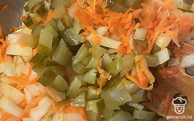 На раскалённую сковороду с маслом положите лук, морковь, огурцы. Тушить 10-15 минут.