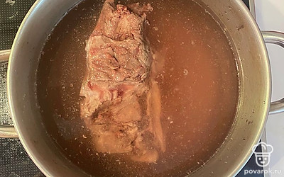 Из бульона достать кость и процедить. Добавить перловку варить 15 минут на медленном огне.