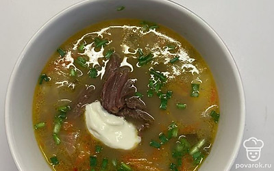 Подавать к столу со сметаной и зеленью. Получился густой ароматный суп с кислинкой. 