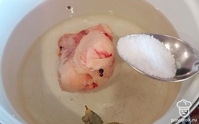 В кастрюлю наливаем 2 литра воды, кладем курицу, лавровый лист, перец и соль. Варим на среднем огне. 