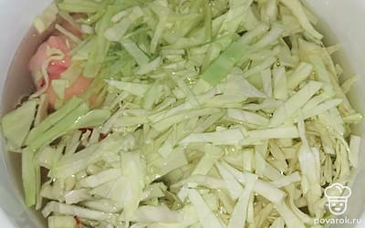 Капусту отправляем вариться вместе с курицей. 