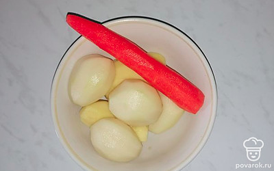 Чистим картошку и морковь. 