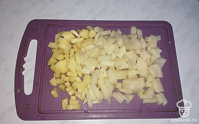 Картошку нарезаем небольшими кубиками. 