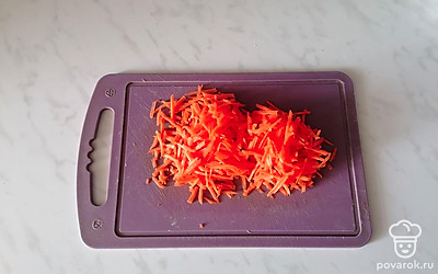 Морковь трём на средней тёрке. 