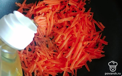 Обжариваем с маслом на среднем огне 5 минут и добавляем в кастрюлю. Добавляем укроп по желанию и варим все вместе 15-20 минут. 