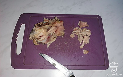 За 5 минут до готовности достаём курицу и разделываем на небольшие кусочки, отправляем в кастрюлю и варим ещё 5 минут. 