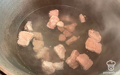 Свинину разрезать на небольшие кусочки и варить в кастрюле 30 минут в подсоленной воде. 