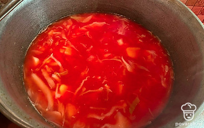 Добавить в кастрюлю зажарку. Варить ещё 5 минут. 