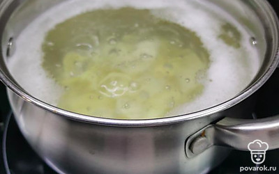 Картошку очистить, нарезать и закинуть в кипящую воду, на мин 10.