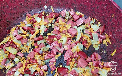 Обжарить и закинуть все в кастрюлю довести до кипения и дать покипеть минут 5.