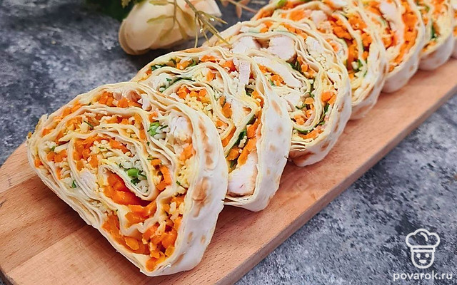 Рулет из лаваша с курицей и морковкой на закуску — Рецепт с фото