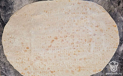 Накладываем поверх второй лаваш, снова смазываем майонезом.