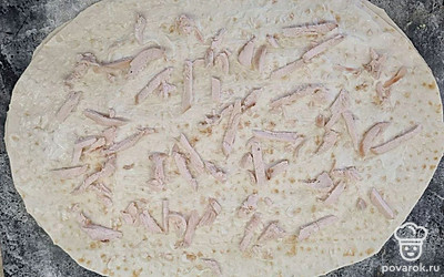 Выкладываем нарезанную курицу.