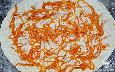 Выкладываем морковь по-корейски.