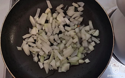 Разогрейте сковороду и добавьте растительное масло, поджарьте лук. 