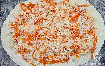 Посыпаем лаваш сыром и зеленью.