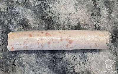 Плотно сворачиваем в рулет. Далее в пленку и в холодильник на часа 3.