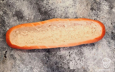 У багета вырезать крышку и достать мякиш.