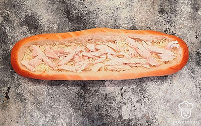 Затем отварное куриное филе. Я еще смазала майонезом, можно добавить и кетчуп.